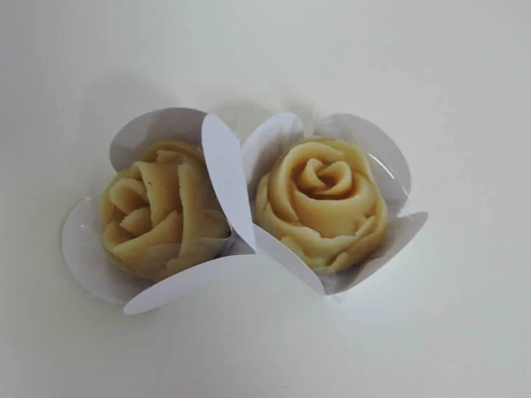Doce fino em formato de flor de amêndoa