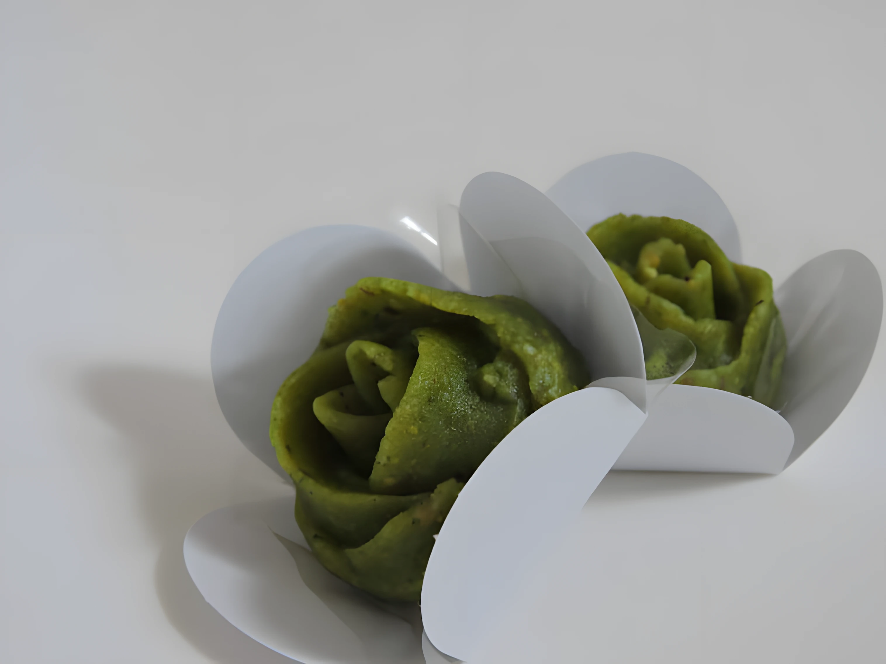 Doce fino em formato de flor com pistache